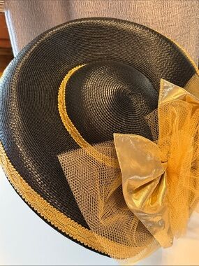Black and gold vintage straw hat.  Great condition. Kentucky Derby hat.
